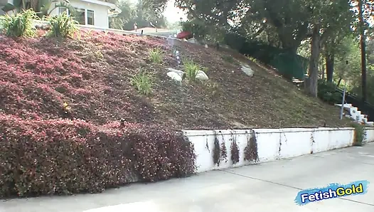 Genç adam üvey annesi üvey kız kardeşi tarafından baştan çıkarılıyor ve ıslak amcığını derinden sikiyor