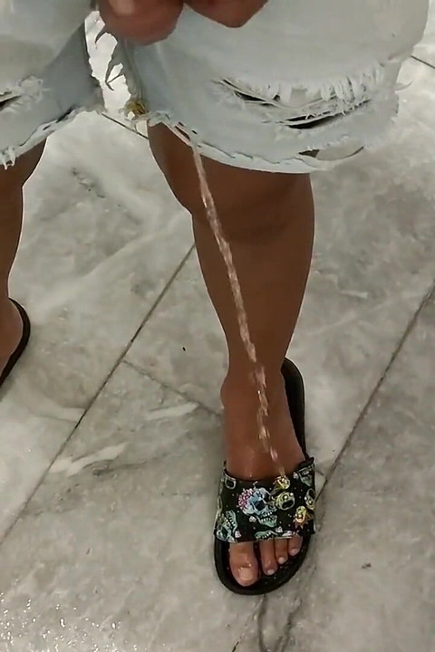 Piss on Own Feet - Cleaning Feet with Piss