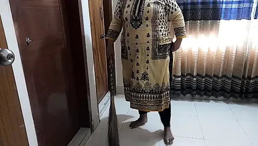 Pembantu India dientot habis-habisan sama bosnya waktu lagi menyapu di kantor - pantat montoknya dicrot di dalam