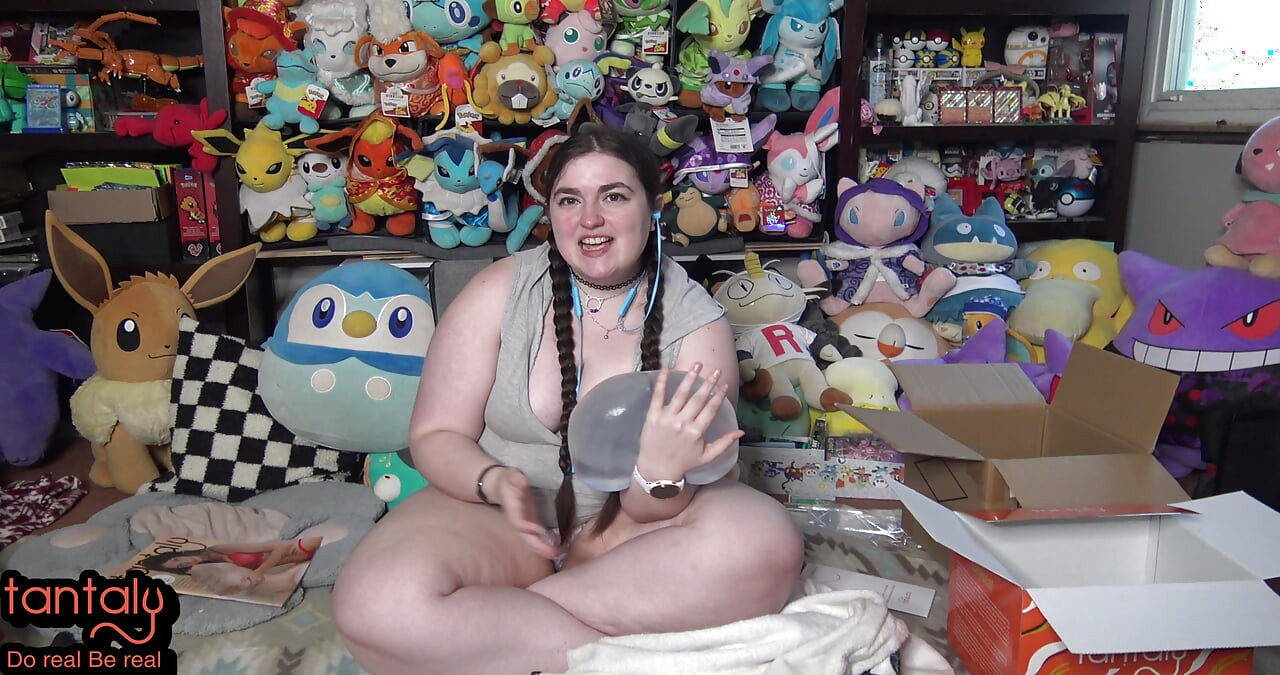 Abby déballe la poupée sexuelle Crystal de Tantaly