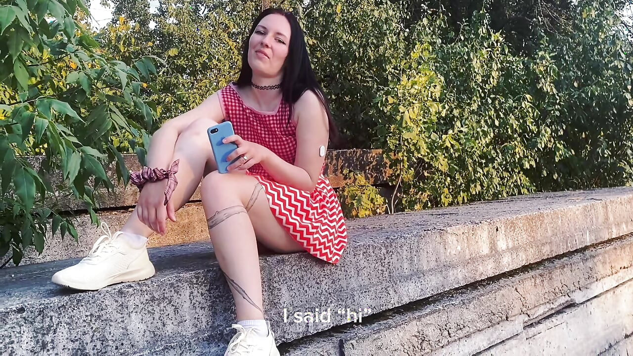 J’ai ramassé une jolie inconnue pour une pipe en plein air et une énorme éjac faciale