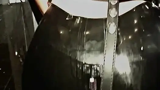 Böse Kaltwasserbehandlung Für Den Gummisklaven