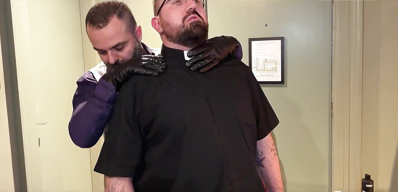 Assorcist: eşcinsel ayı rahip bdsm