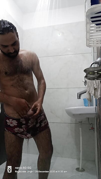 インドのデシ警察官の継叔父はシャワーとマスターベーションを楽しむ パートIII