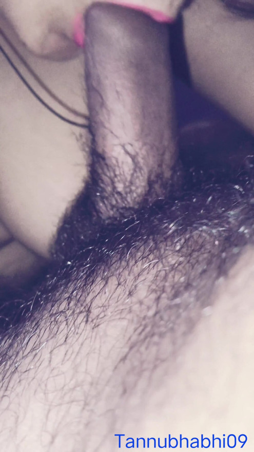 Indian Desi Tannu Bhabhi sucks her husband's dick in her 🤤mouth and gets her big ass fucked | Clip 1
