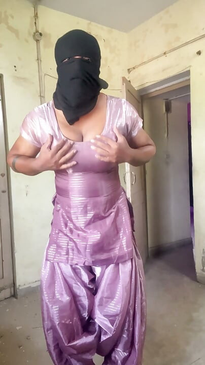 salwar satin lucios și mătăsos, travestit indian desi bhabhi
