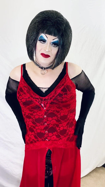 浓妆荡妇脱衣服到内衣 | 短片 1