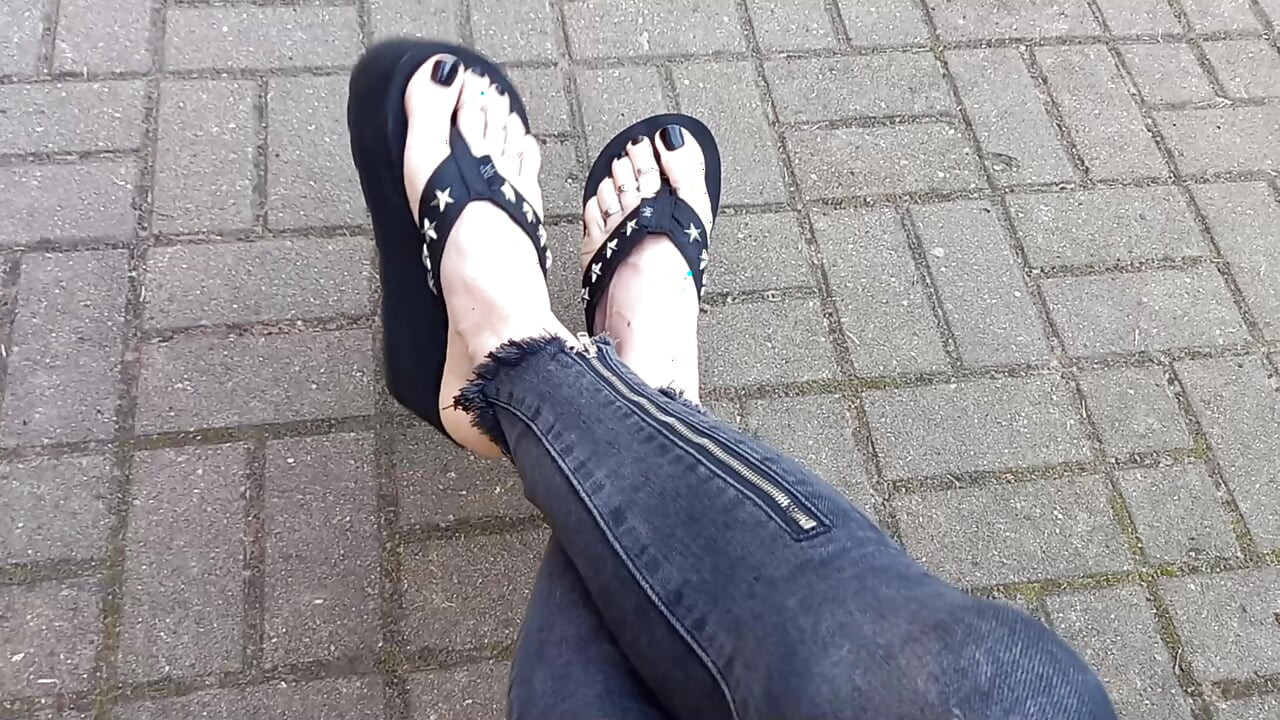 I show my feet in public on the street