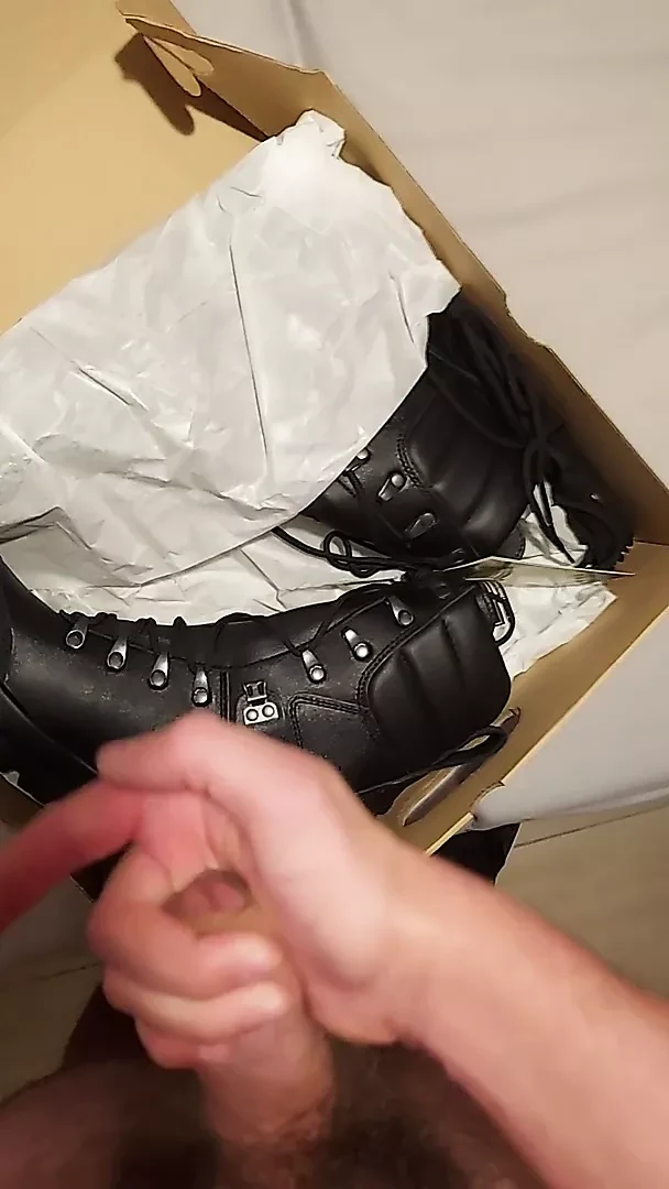 Welcuming new box-fresh army boots