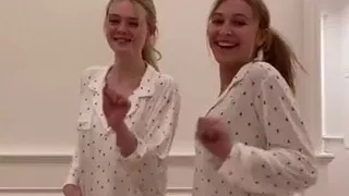 Elle Fanning et une amie blonde dansent en pyjama