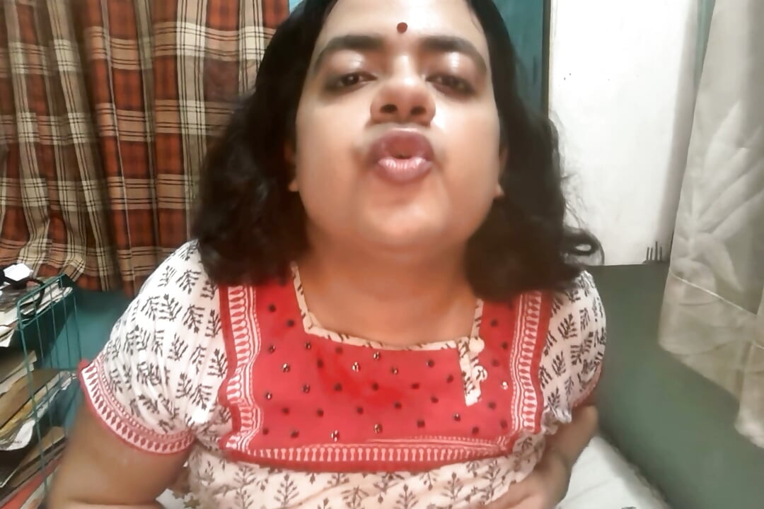 Shemale india sissy en striptease en solitario, masturbación y comiéndose su propio semen