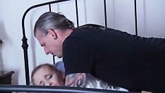 Отец трахает свою дочь раком