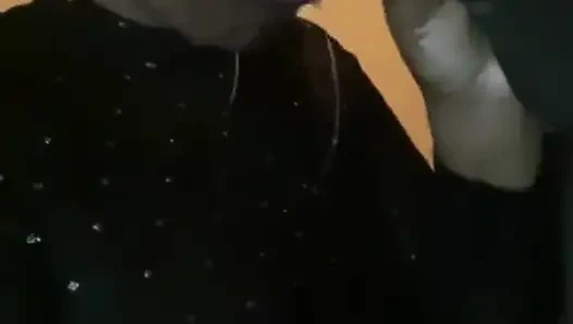 Üvey babam bizimle taşındı ve gece geç saatlerde biraz eğleniyoruz