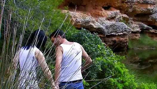 Горячую брюнетку жестко трахают на улице и залитые спермой сиськи