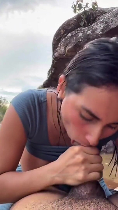 Poderoso momento de "Sexo en el río con un extraño mientras mis amigos me esperan"
