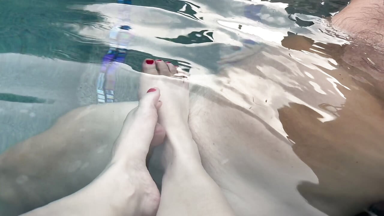 Footjob dalam kolam dengan pancutan mani dalam air