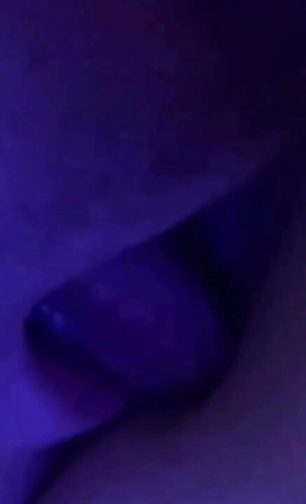 Lambendo a língua no umbigo