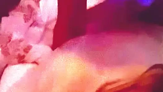 Ich lutsche meinen freund, während mein mann in mich stößt.