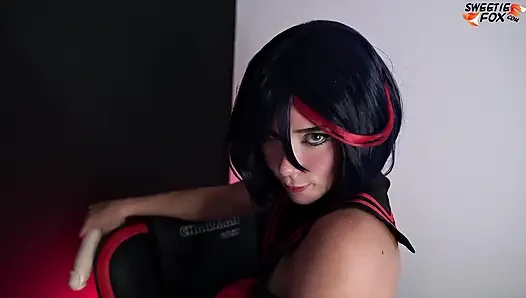 Ryuko Matoi fickt sich mit einem riesigen dildo in muschi und mund