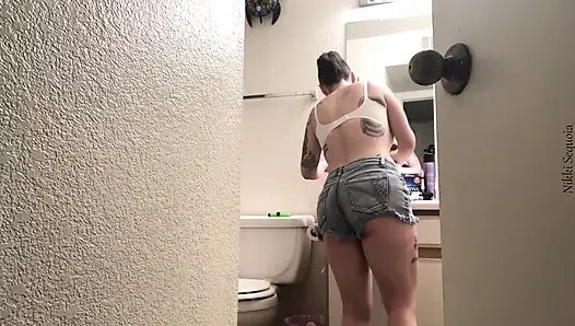 Aksi nakal adik tiri yang kepergok lagi merokok