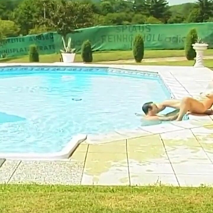 Foxy mature gets fucked in her swimming pool