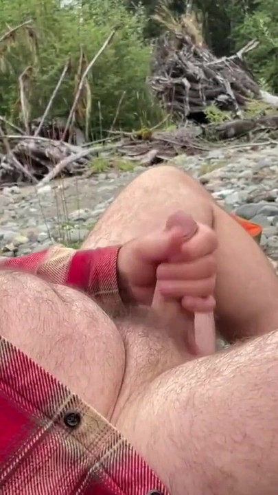 Uzbudljiv trenutak iz filma "Two Buds sitting by the River Puckin Dick"