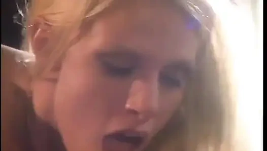 Azgın adam çarpıcı sarışınların ıslak amcığını yalıyor