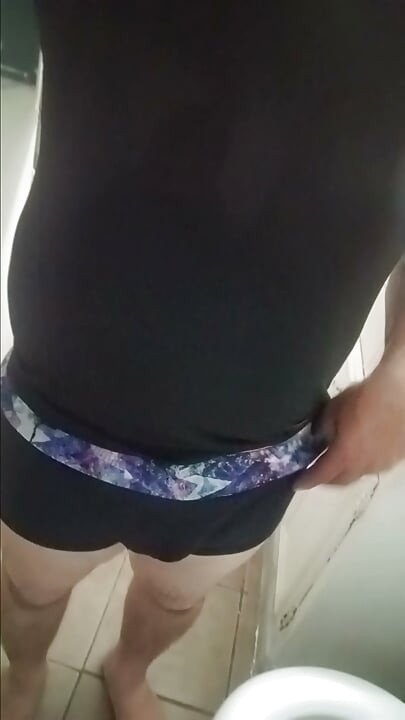 ショートパンツとピンクのパンティ、気に入った？