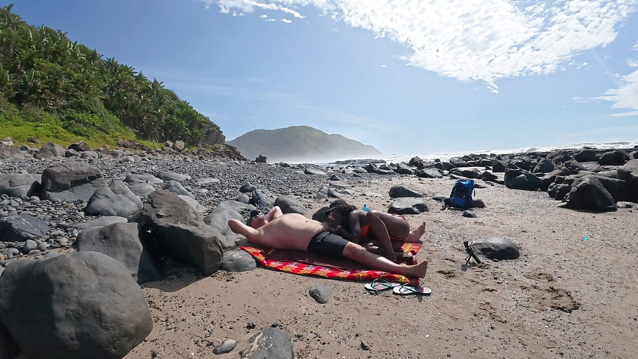 Ψίθυροι σε μια ανεμοδαρμένη ακτή Ο Ebony Swan καβαλάει λευκό πουλί... ΣΚΛΗΡΌ