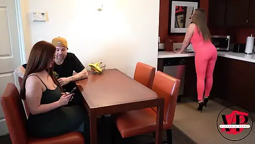 Üvey kız kardeşler dışarı çıkıyor, erkek arkadaşı içeri sızıyor