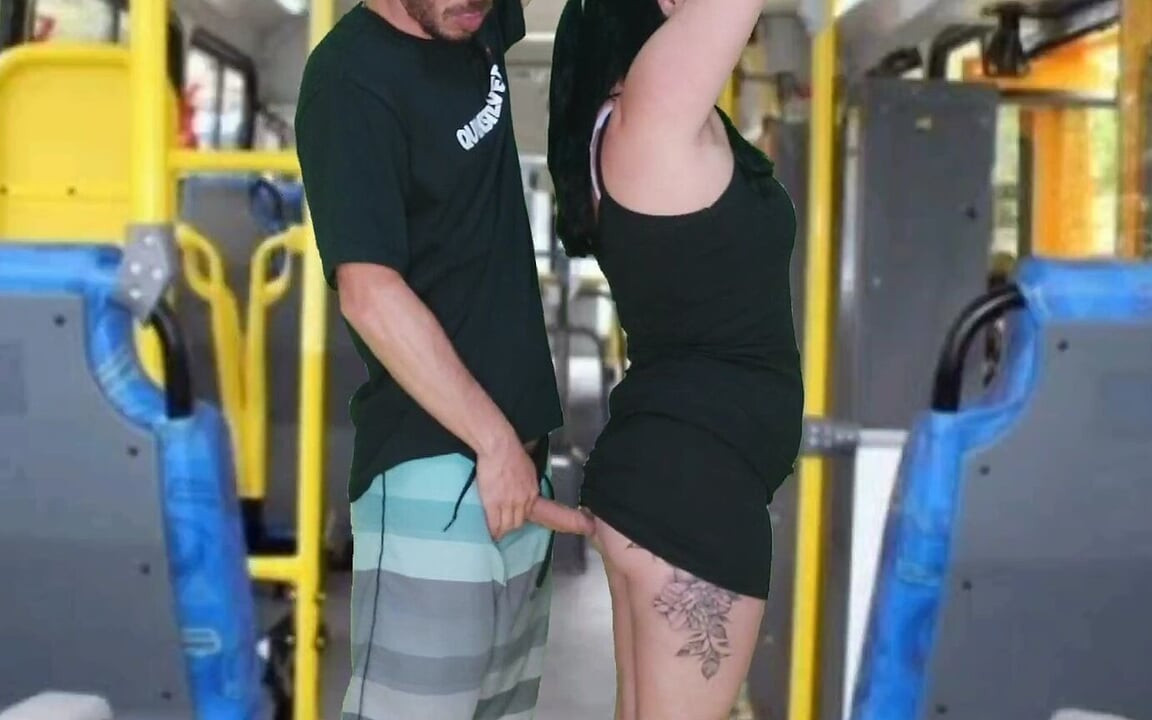 Velho patife com uma encoxada e se masturba até ele gozar na morena no ônibus