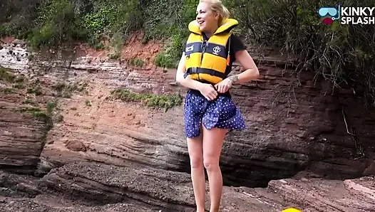 İçine boşalmak için en seksi can yeleğini seçiyor