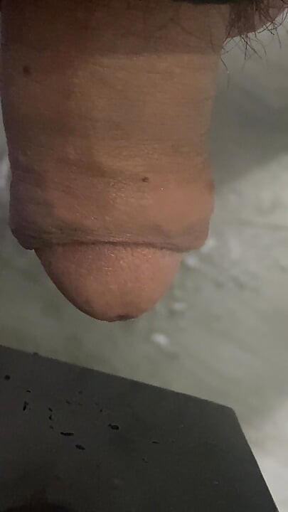 In the bathroom, there was a cock that was getting an erection, only knowing how to endure it, not having to do it