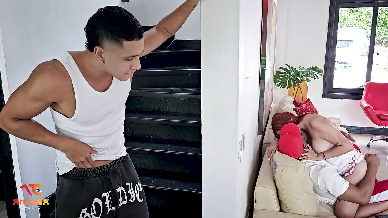 Suamiku memergokiku meniduri temannya ketika dia meninggalkanku sendirian - andrea castro &max betancur..