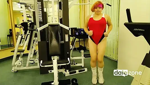Hübscher trainer fickt rothaarige reife schlampe im fitnessstudio