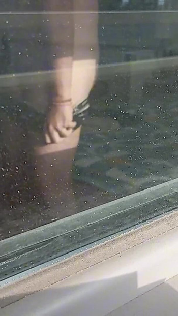 「大きな弛緩したチンポを持つ熟女のヘテロ隣人が下着を着替えて路上に出かける」からの驚愕の瞬間