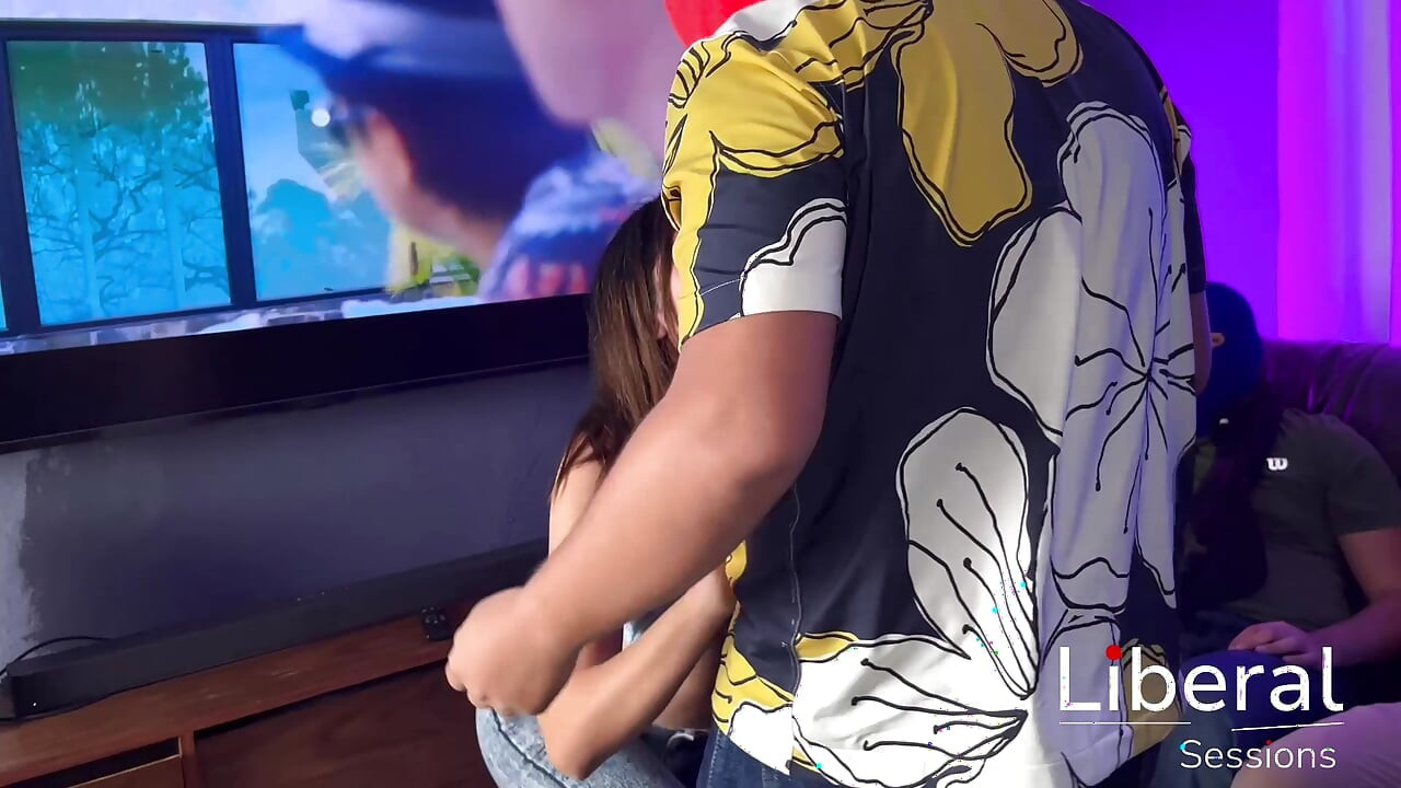苗條熱妻在群交中被幹，她的綠帽在場