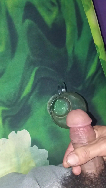 Momento emozionante da "Cock rod squirta in un bicchiere per te a bere"