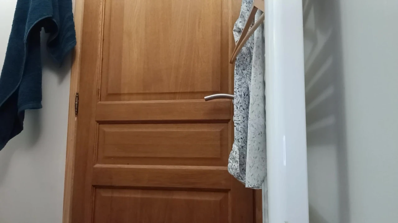 Big cock shaken in stepmom's toilet