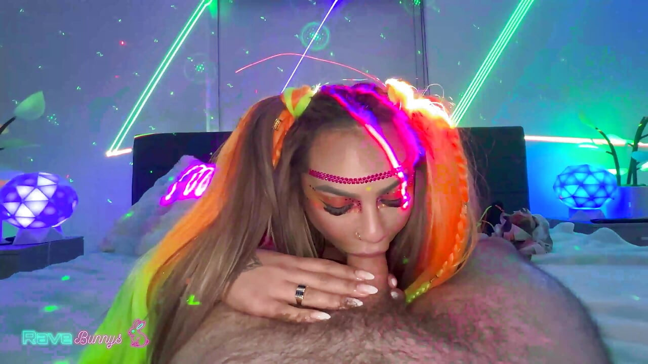 Brian Omally puppeknuller Essie Gotbacks massive skinnende pupper!