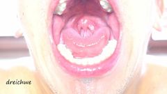 Pyszne, szeroko otwarte usta z dużą ilością śliny