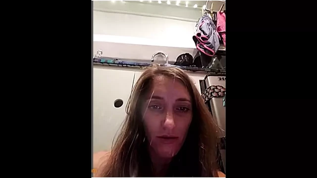28 YEAR WOMEN PLAYING WITH HER PUSSY