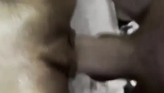 Sexy junge mutter wird im umkleideraum gefickt