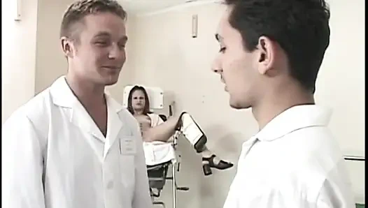 Два бисексуальных медсестры шаловлива с молодой крошкой у доктора