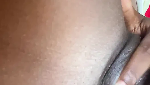 Bu kaltak amcıkla boşalıyor