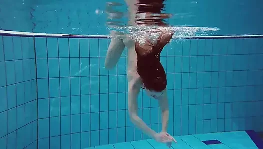 Alice si gadis remaja polandia yang cantik lagi berenang tanpa pakaian