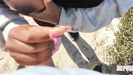 Hamile kadın kocası tarafından terk ediliyor ve plajda bir yabancıya tüm alana kadar haberi olmadan mastürbasyon yapıyor