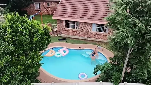 Meine nachbarn beim ficken beim fliegen mit meiner Drohne erwischt