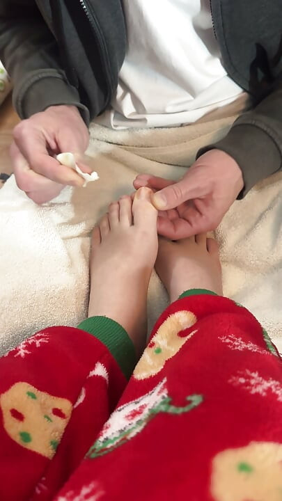 padrastro le quita el esmalte de las uñas de los pies a su dulzura