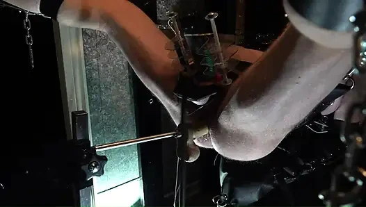 Elektro venus schwanzmelken und Maschinenfick in der Lederschlinge